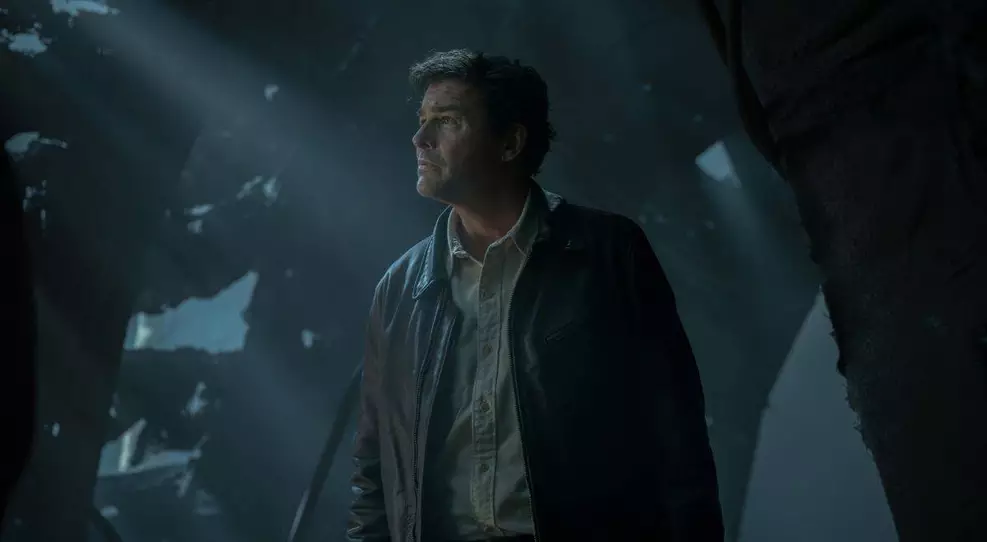 "Kyle Chandler como o holograma de Hal Jordan conversando com John Stewart na série Lanternas da HBO."