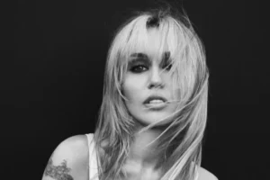 Miley Cyrus anuncia o álbum "Bass Persuades" e prepara uma nova fase musical antes de retornar aos palcos em outubro.