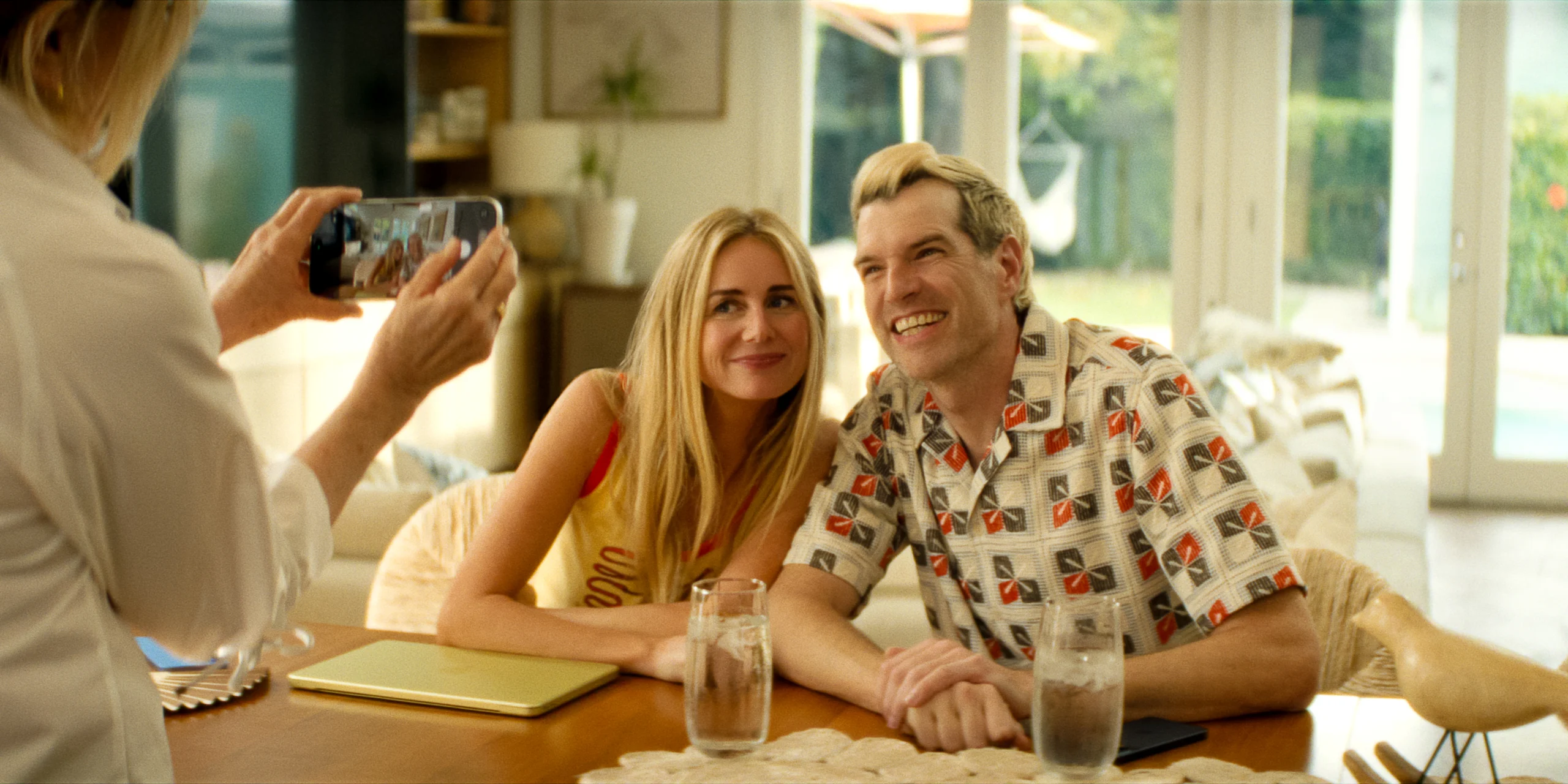 Joanne e Noah aparecem juntos nas primeiras imagens da nova temporada de “Ninguém Quer”.