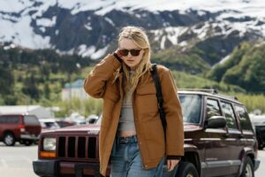 "The Sun Never Sets" acompanha Dakota Fanning em um triângulo amoroso marcado por dúvidas sobre o futuro.