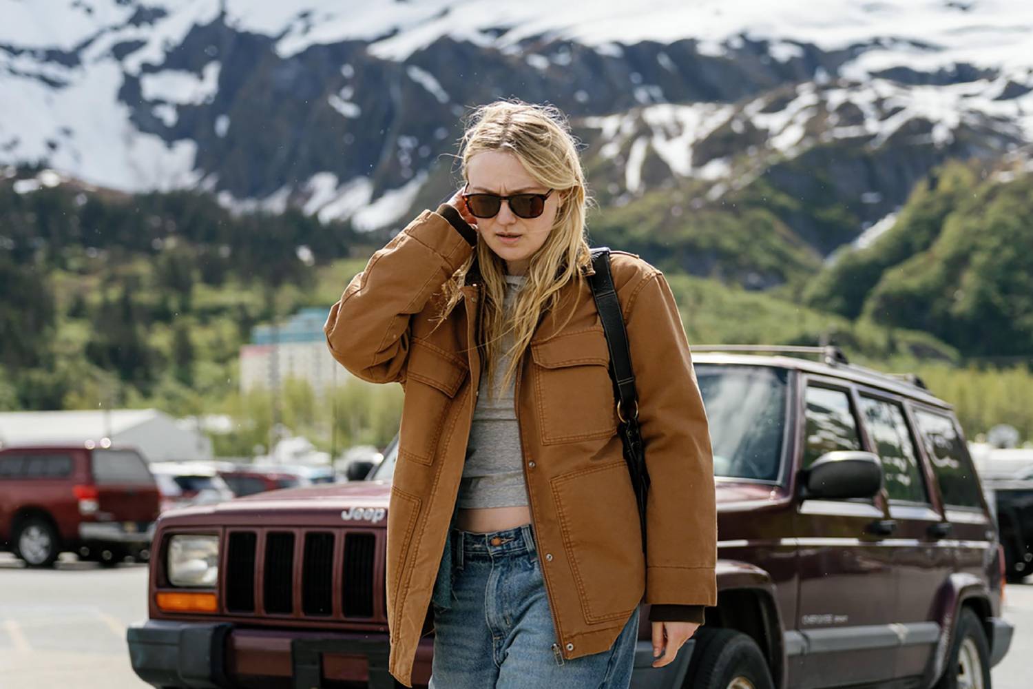 "The Sun Never Sets" acompanha Dakota Fanning em um triângulo amoroso marcado por dúvidas sobre o futuro.
