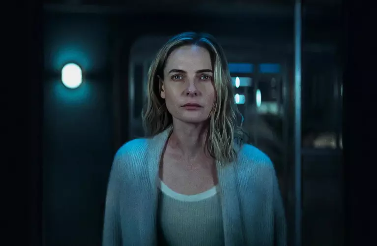 “Silo” acompanha Juliette enquanto ela investiga os mistérios de uma sociedade subterrânea que desconhece o mundo exterior.