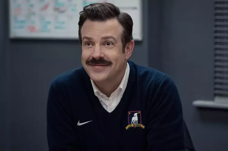 “Ted Lasso” acompanha o treinador interpretado por Jason Sudeikis em sua jornada à frente de uma equipe de futebol no Apple TV.