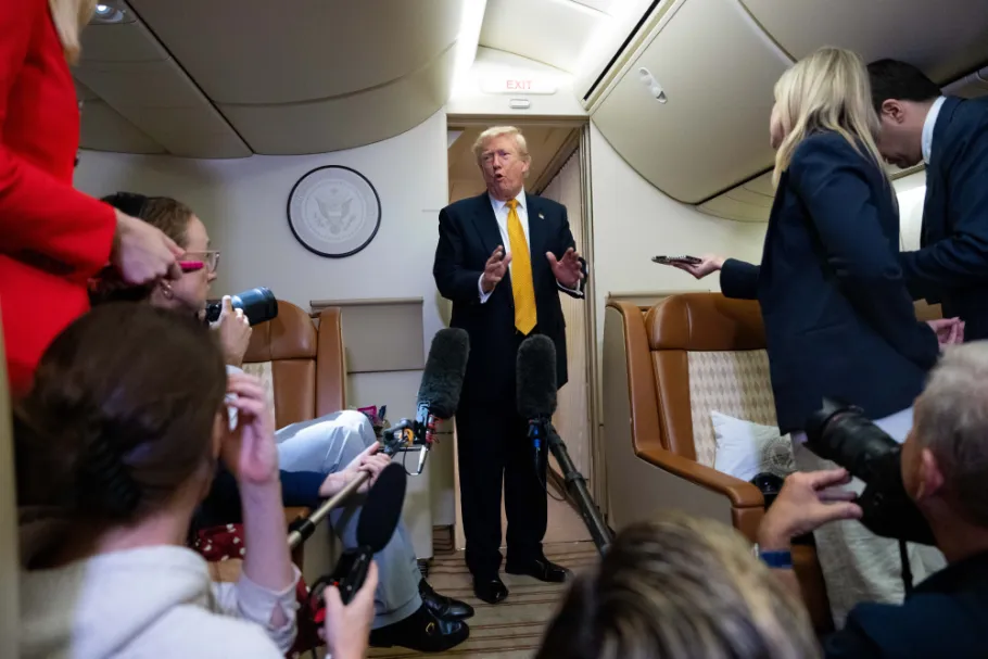 Miley Cyrus... wait no. Need correct. “Donald Trump em imagem de divulgação do documentário da Netflix "The Decoy Plane" sobre a troca secreta de avião.”