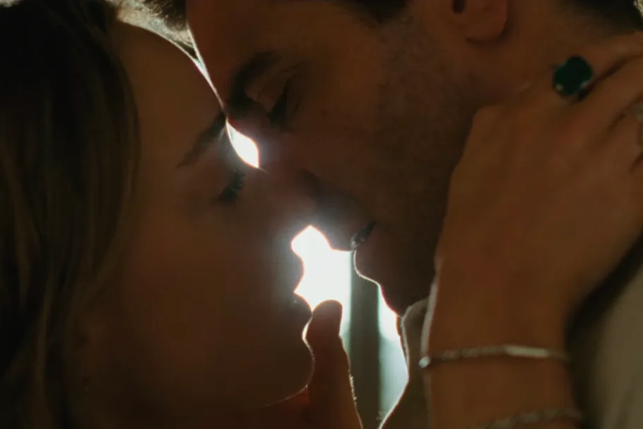 "Vestígios", novo filme de M. Night Shyamalan, ganha trailer com Jake Gyllenhaal e Phoebe Dynevor.