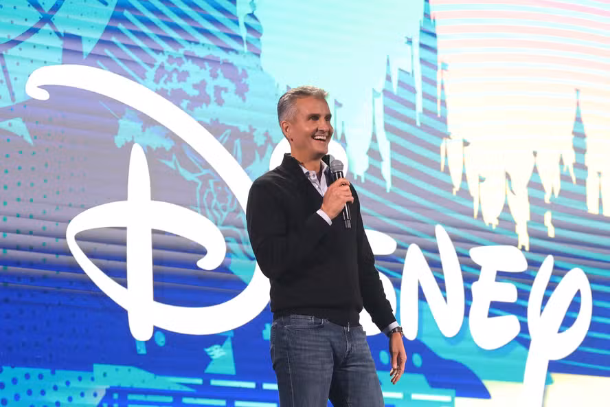 Disney realiza nova rodada de demissões durante a gestão de Josh D’Amaro.