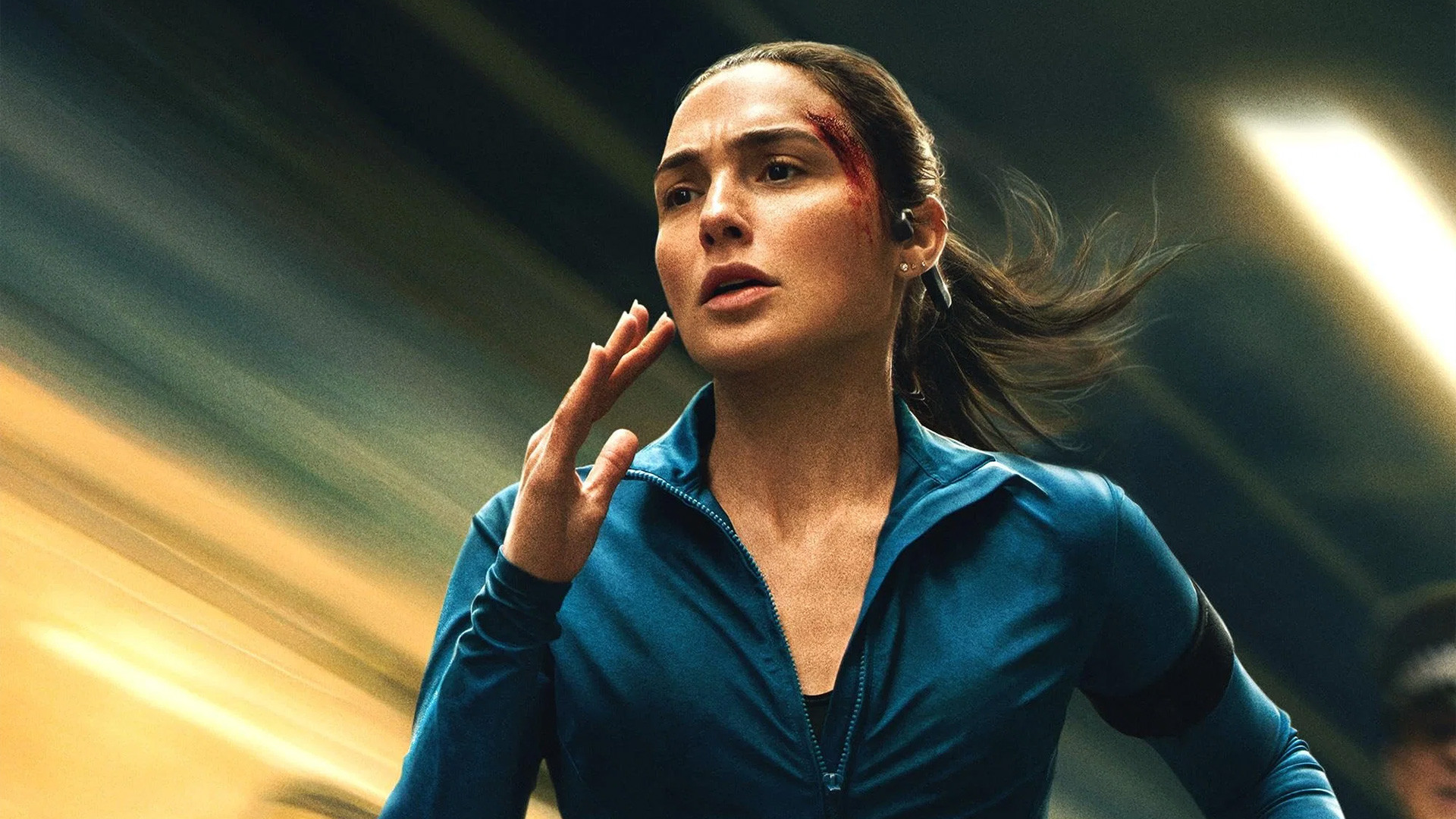 Gal Gadot aparece como Maia em "The Runner", que transforma Londres em cenário para uma corrida desesperada.