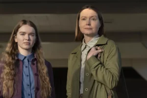 Summer H. Howell aparece como Carrie em cena da nova adaptação do romance de Stephen King.