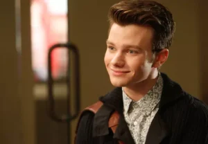 Chris Colfer interpreta Kurt Hummel na série “Glee”.