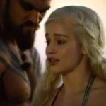 Emilia Clarke aparece em registro relacionado à nova docusérie “A Roadmap to Happiness”.
