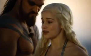 Emilia Clarke aparece em registro relacionado à nova docusérie “A Roadmap to Happiness”.