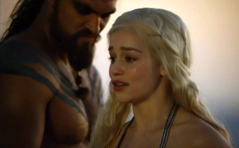 Emilia Clarke aparece em registro relacionado à nova docusérie “A Roadmap to Happiness”.