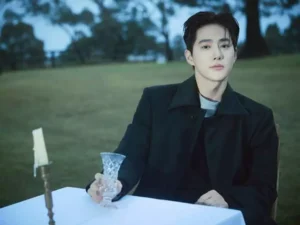 SUHO aparece em destaque para divulgar sua primeira apresentação no Brasil.