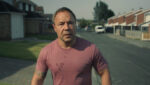O ator Stephen Graham em uma cena dramática da série Adolescence, da Netflix.