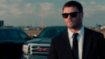 Chris Hemsworth interpreta Davis em uma trama de roubo e corrupção em “Caminhos do Crime”.