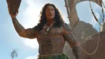 Moana navega pelo oceano em cena da adaptação live-action da Disney baseada na animação de 2016.