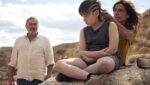 Luis e Esteban atravessam o deserto em “Sirat”, filme de Oliver Laxe estrelado por Sergi López.