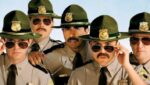 Imagem promocional de Super Tiras 3 destaca os policiais atrapalhados da franquia de comédia em seu novo capítulo.