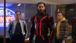 Ares, interpretado por Jared Leto, surge no mundo real em “Tron: Ares”.