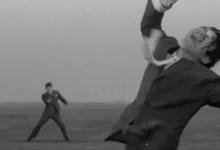 Cena de ação estilizada do filme A Colt is My Passport dirigido por Gareth Evans.