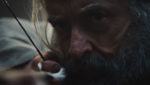 Hugh Jackman ferido em cena de A Morte de Robin Hood em novo trailer divulgado pela A24