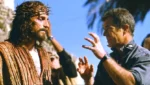 Cena de A Paixão de Cristo dirigido por Mel Gibson com foco em Jesus interpretado por Jim Caviezel