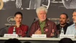 Pedro Almodóvar durante coletiva no Festival de Cannes usando broche “Free Palestine”.