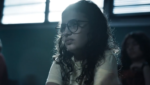 Cena de ALPHA no novo trailer divulgado antes da estreia do filme de Julia Ducournau no Brasil.