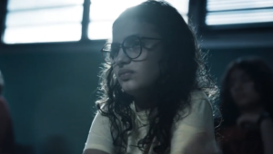 Cena de ALPHA no novo trailer divulgado antes da estreia do filme de Julia Ducournau no Brasil.