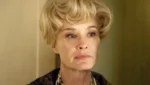 Jessica Lange em cena de American Horror Story na 13ª temporada, retornando ao elenco principal