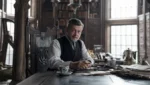 Andy Serkis como Alfred Pennyworth em cena de 'The Batman II', preparando retorno ao papel