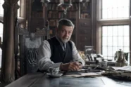 Andy Serkis como Alfred Pennyworth em cena de 'The Batman II', preparando retorno ao papel