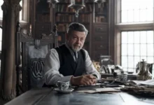 Andy Serkis como Alfred Pennyworth em cena de 'The Batman II', preparando retorno ao papel