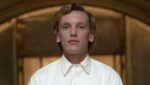 Jamie Campbell Bower aparece caracterizado como Celeborn na terceira temporada de Os Anéis de Poder.