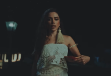 Anitta caracterizada como Pombagira em cena do clipe de “Desgraça”