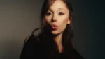 Ariana Grande em estúdio durante produção do álbum Petal