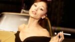 Ariana Grande apresenta o videoclipe de petal, faixa que inicia a nova fase de seu próximo álbum.