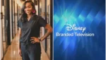 Atiya Henry em reunião com a equipe de produção da Disney Branded Television
