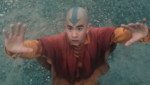 Cena de Avatar: O Último Mestre do Ar com Aang usando dobra de ar em meio a batalha.