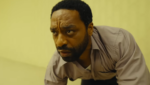 Cena do filme Backrooms com Chiwetel Ejiofor em ambiente labiríntico amarelo