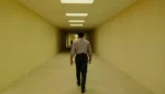 Cena de Backrooms: Um Não-Lugar, filme de terror da A24 que se aproxima da marca de US$ 300 milhões em bilheteria mundial.