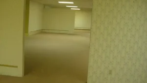 Backrooms: Um Não-Lugar expande para o cinema o fenômeno de horror criado na internet por comunidades online.