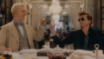 O anjo Aziraphale e o demônio Crowley em uma cena de despedida no trailer da conclusão de Belas Maldições.