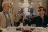 O anjo Aziraphale e o demônio Crowley em uma cena de despedida no trailer da conclusão de Belas Maldições.