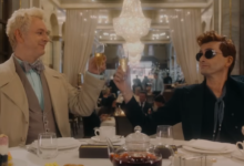 O anjo Aziraphale e o demônio Crowley em uma cena de despedida no trailer da conclusão de Belas Maldições.