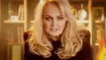 Bonnie Tyler durante apresentação após atualização sobre seu estado de saúde em hospital de Portugal.