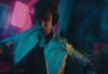 BOOM GIRL empunha microfone boom como arma em cena urbana noturna do filme brasileiro