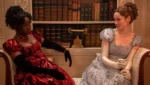 Cena de Bridgerton 5ª temporada com novos personagens interpretados por Tega Alexander, Jacqueline Boatswain e Gemma Knight Jones