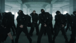BTS em cena do clipe “Hooligan” com visual sombrio e estética da era ARIRANG