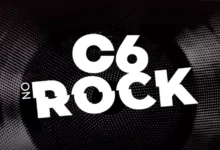 Público acompanha shows de rock brasileiro na área externa do Auditório Ibirapuera.